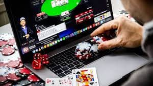 Gambaran pengguna menikmati permainan slot dan taruhan sepak bola di jemari4d dengan antarmuka yang mudah digunakan
